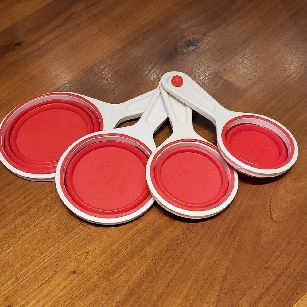 Collapsible measuring cup set